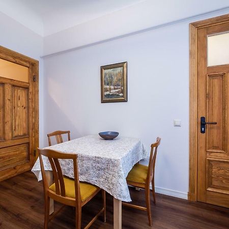 Appartamento Stories Writer'S Ap 40Sqm Renovated Free Parking Riga Esterno foto