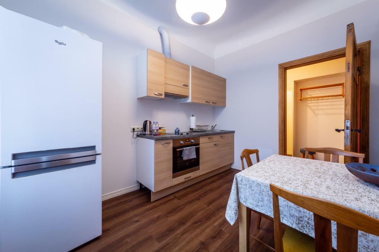 Appartamento Stories Writer'S Ap 40Sqm Renovated Free Parking Riga Esterno foto