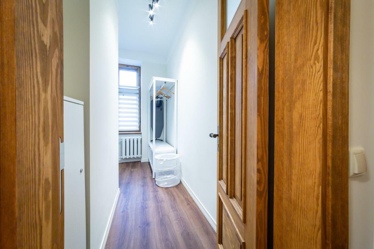 Appartamento Stories Writer'S Ap 40Sqm Renovated Free Parking Riga Esterno foto