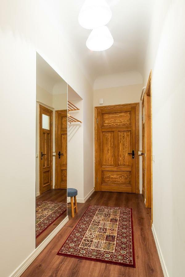Appartamento Stories Writer'S Ap 40Sqm Renovated Free Parking Riga Esterno foto