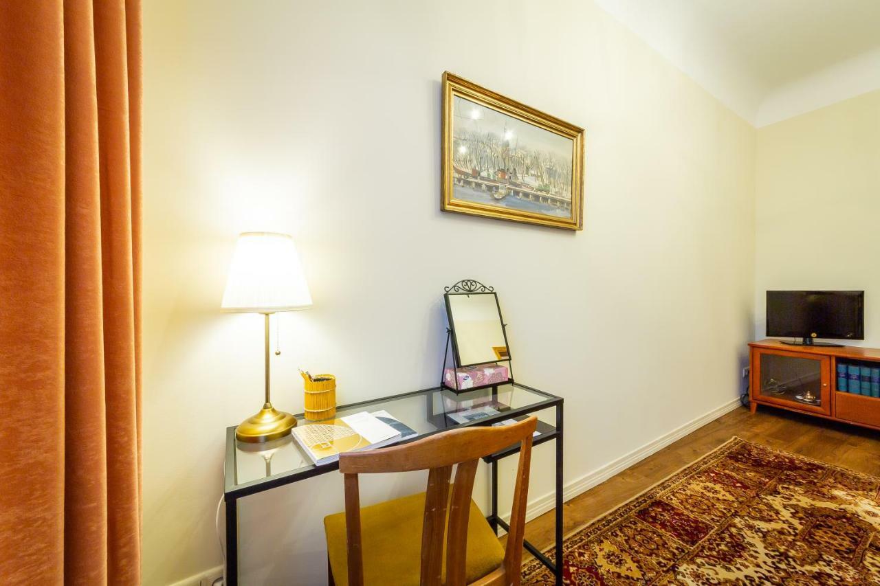 Appartamento Stories Writer'S Ap 40Sqm Renovated Free Parking Riga Esterno foto