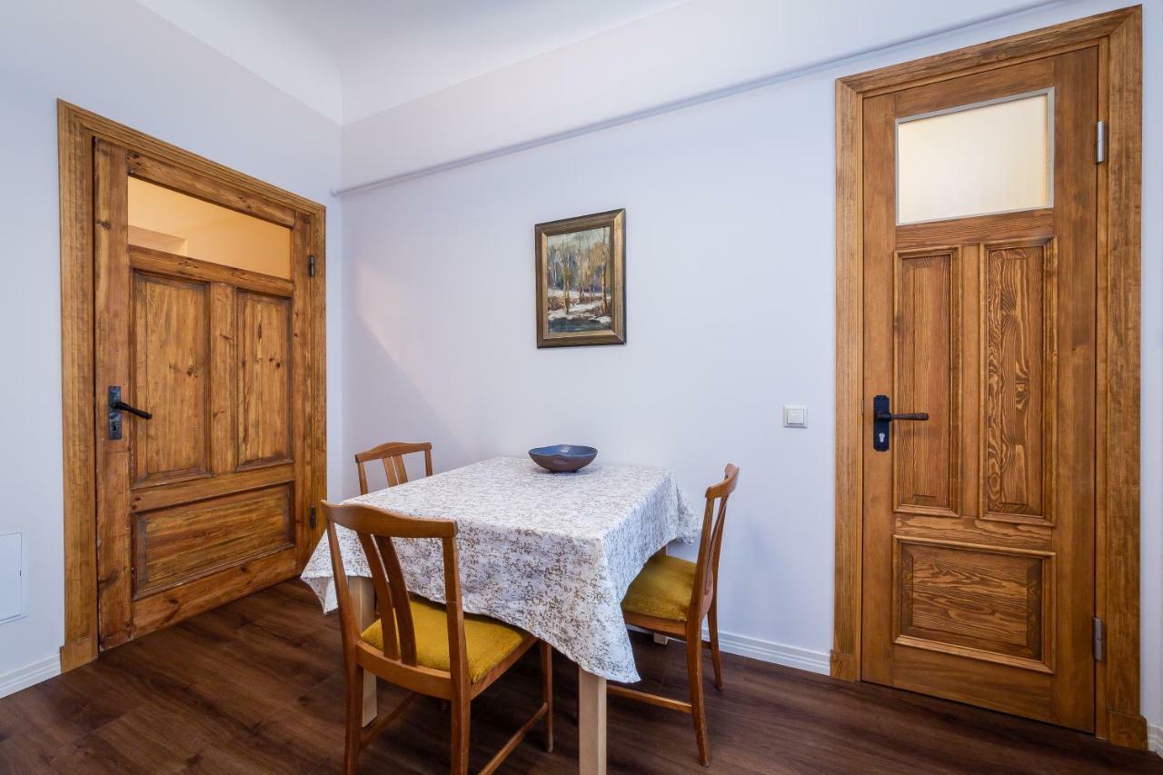 Appartamento Stories Writer'S Ap 40Sqm Renovated Free Parking Riga Esterno foto