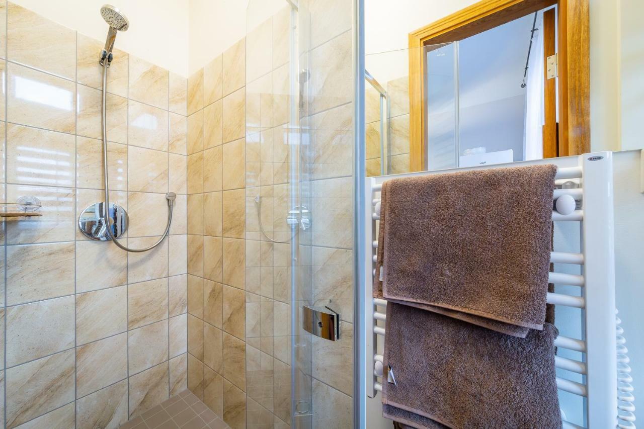Appartamento Stories Writer'S Ap 40Sqm Renovated Free Parking Riga Esterno foto