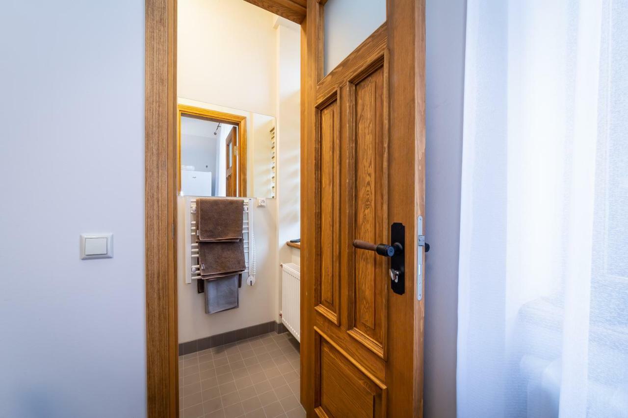 Appartamento Stories Writer'S Ap 40Sqm Renovated Free Parking Riga Esterno foto